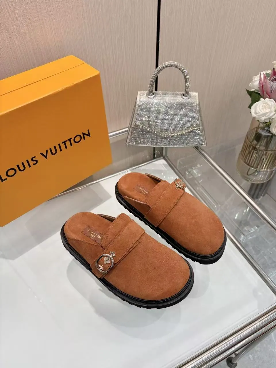 👟👟Ex-factory price 440👟👟 lv's new Baotou half-drag winterbreak comfert flat slippers lv letter and monogram floral embellished leather pattern, with sheepskin lining, suitable for indoor and outdoor wear. The water table is made of high-density foam material, which is light and comfortable. The sole has a certain thickness and the heightening effect is also good! Boutique size:35-46